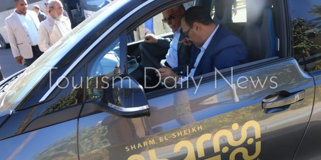أول سيارة كهربائية تجوب شوارع شرم الشيخ.. فودة: نقلة نوعية في قطاع السياحة