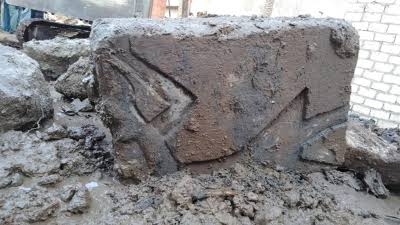 اكتشاف 19 كتلة أثرية ضخمة من الجرانيت الوردي والحجر الجيري بميت رهينة