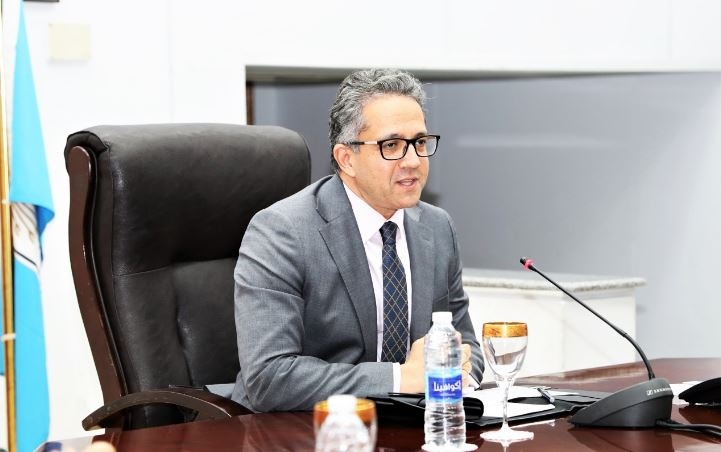 العنانى يجتمع بقيادات الوزارة لتطوير الخدمات السياحية بالمناطق الاثرية