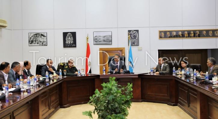 العنانى يجتمع بقيادات الوزارة لتطوير الخدمات السياحية بالمناطق الاثرية