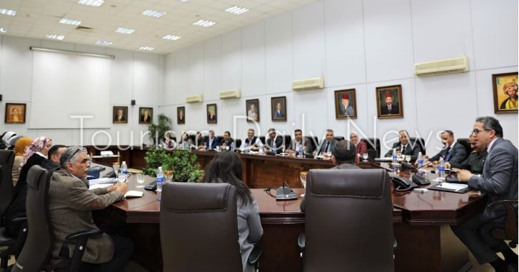 العنانى يجتمع بقيادات الوزارة لتطوير الخدمات السياحية بالمناطق الاثرية