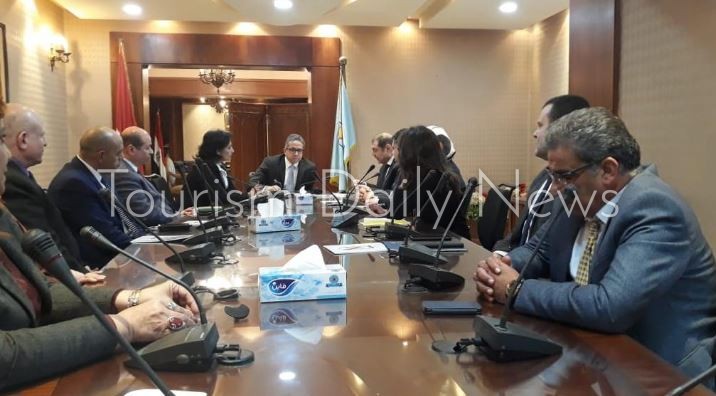 ماذا قال العنانى للعاملين بالسياحة عن أسباب ضمها للآثار ؟