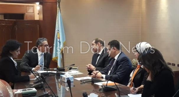 ماذا قال العنانى للعاملين بالسياحة عن أسباب ضمها للآثار ؟