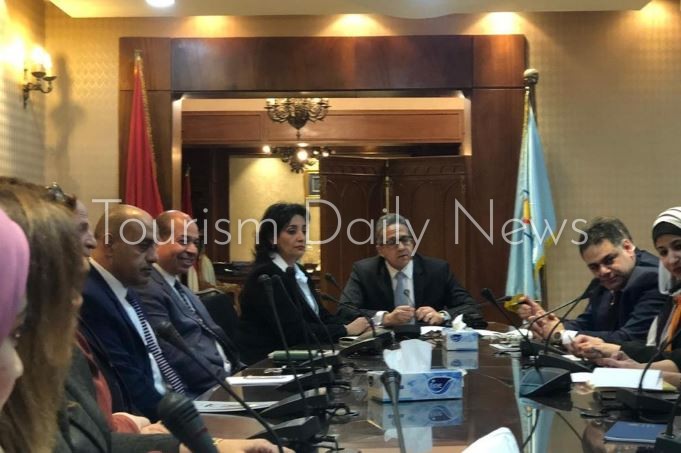 ماذا قال العنانى للعاملين بالسياحة عن أسباب ضمها للآثار ؟