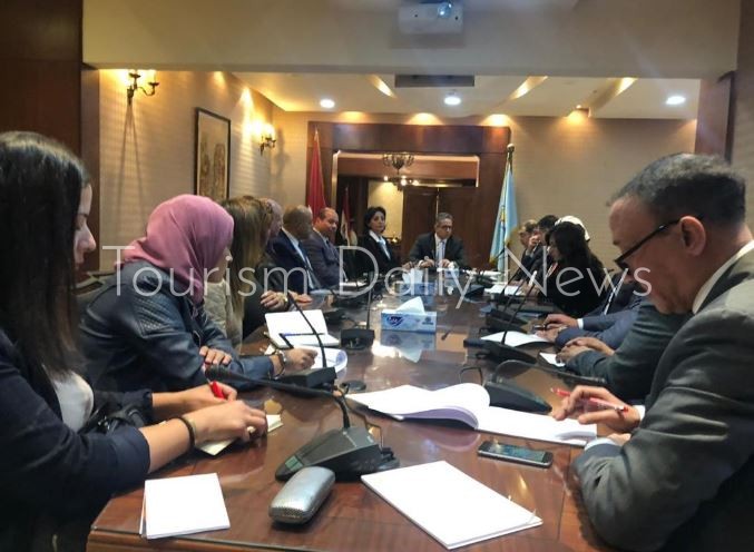 ماذا قال العنانى للعاملين بالسياحة عن أسباب ضمها للآثار ؟