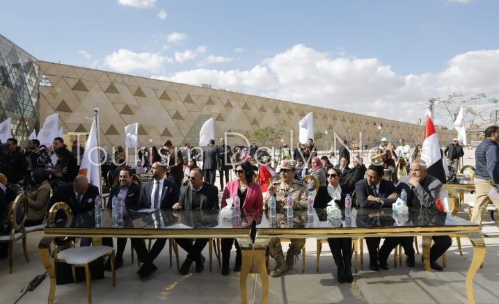 رقم قياسى جديد بموسوعة جينيس للوحة قناع الملك توت عنخ آمون الفنية