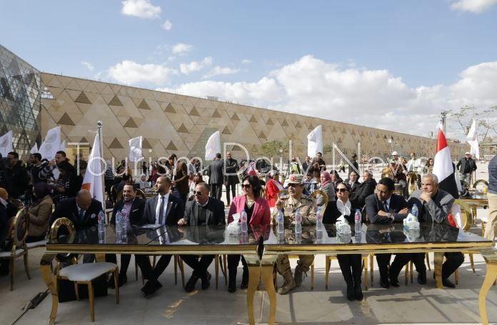 رقم قياسى جديد بموسوعة جينيس للوحة قناع الملك توت عنخ آمون الفنية