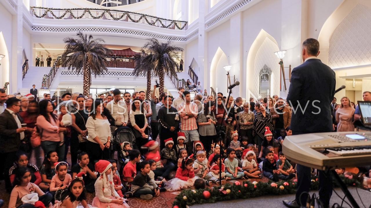 فندق باب القصر يحتفل بإضاءة شجرة عيدالميلاد3