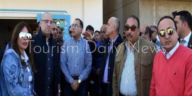 مدبولى يجرى حواراً مع السياح بأسوان ويتجول فى الأسواق