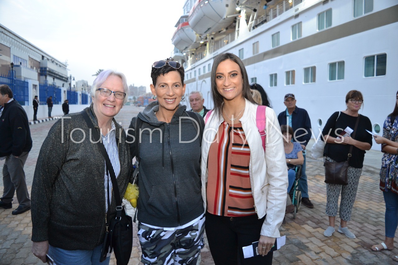 ميناء الإسكندرية يستقبل 749سائحاً علي متن السفينة celestyel crystal .. صور