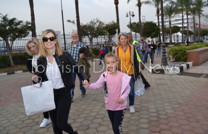 ميناء الإسكندرية يستقبل 749سائحاً علي متن السفينة celestyel crystal .. صور