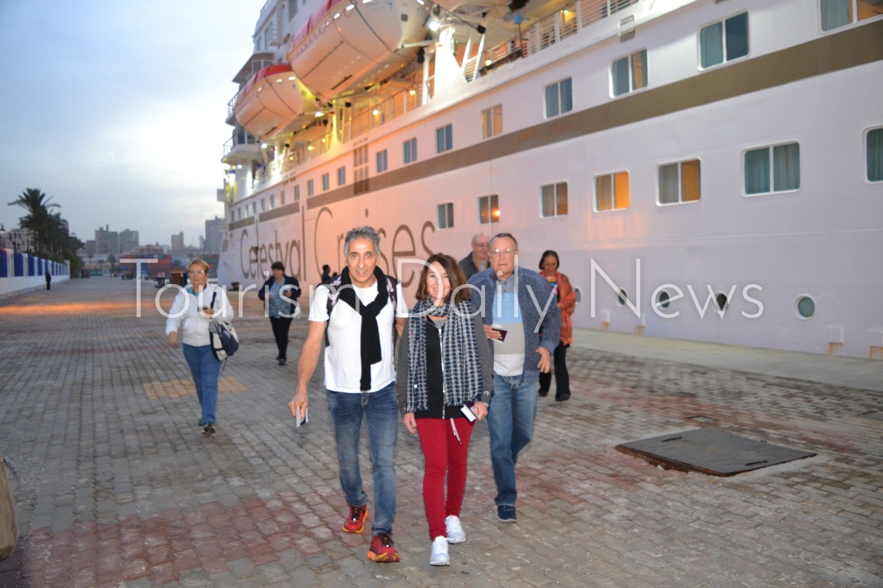 ميناء الإسكندرية يستقبل 749سائحاً علي متن السفينة celestyel crystal .. صور