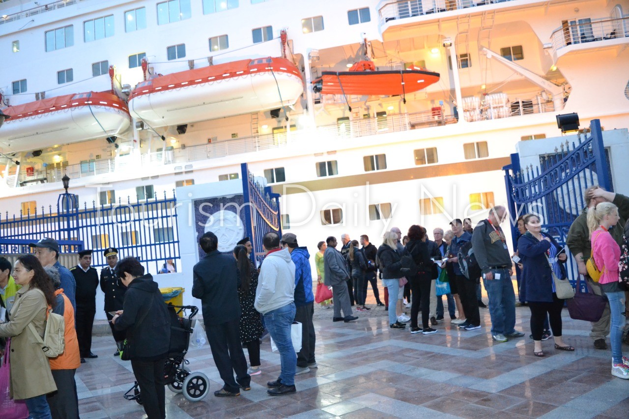 ميناء الإسكندرية يستقبل 749سائحاً علي متن السفينة celestyel crystal .. صور