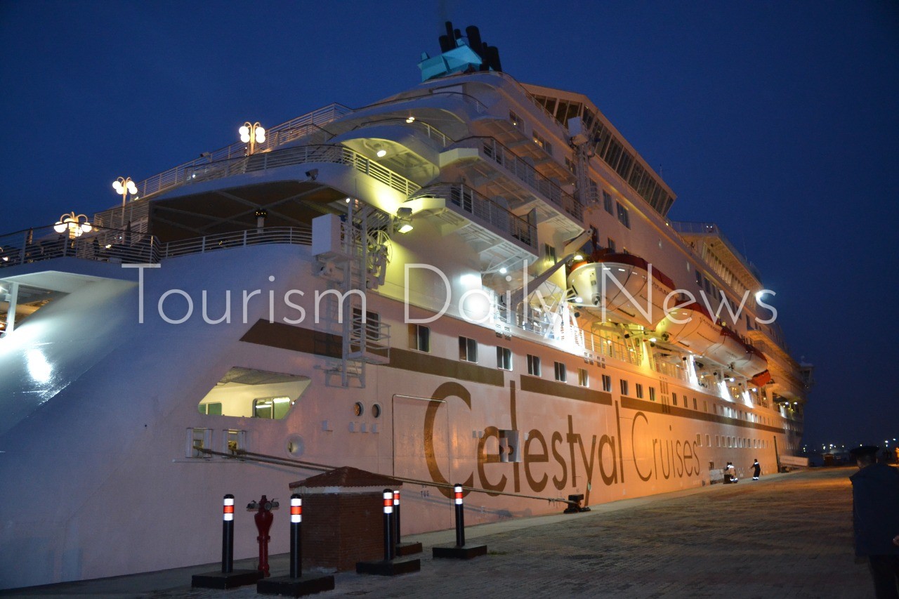 ميناء الإسكندرية يستقبل 749سائحاً علي متن السفينة celestyel crystal .. صور
