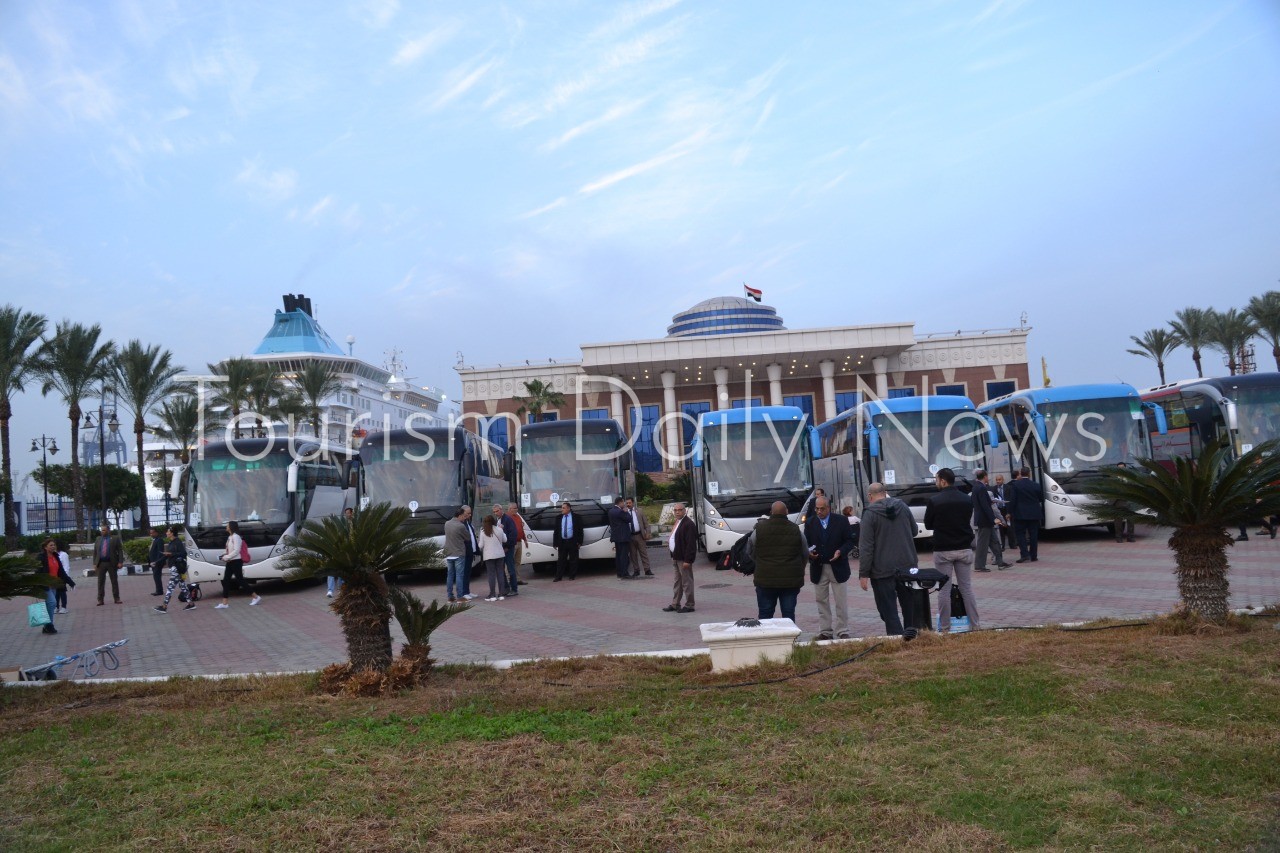 ميناء الإسكندرية يستقبل 749سائحاً علي متن السفينة celestyel crystal .. صور