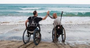 شابان إيطاليان يتحديان الإعاقة ويجوبان العالم على كرسيين متحركين