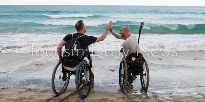 شابان إيطاليان يتحديان الإعاقة ويجوبان العالم على كرسيين متحركين