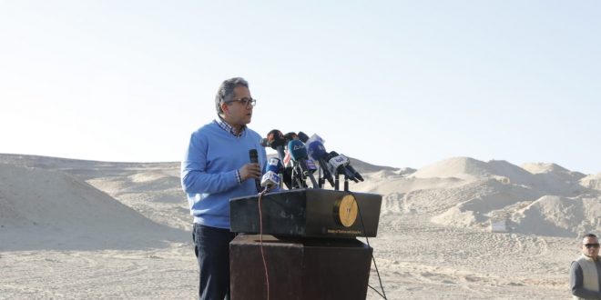 صباح السياحة.. العنانى فى العاصمة الإدارية .. توقيع تاريخ آخر للحزن