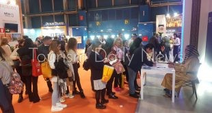 إقبال كبير على جناح مصر بمعرض الفيتور .. وطوابير للحصول على ورق البردى