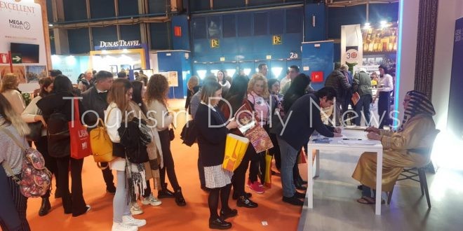 إقبال كبير على جناح مصر بمعرض الفيتور .. وطوابير للحصول على ورق البردى