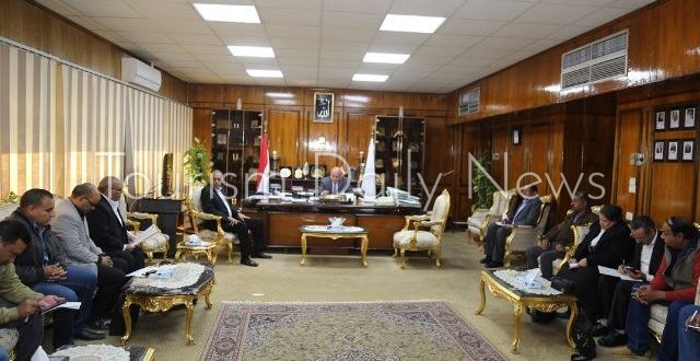 إنارة الطريق السياحى قنا - الأقصر الصحراوى الشرقى