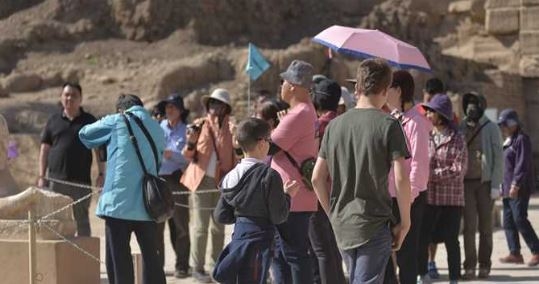 الطلبة والفرنسيون والإسبان ينعشون حركة السياحة بالأقصر فى إجازة نصف العام