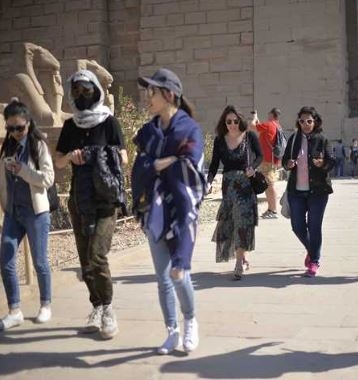 الطلبة والفرنسيون والإسبان ينعشون حركة السياحة بالأقصر فى إجازة نصف العام