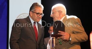 العنانى يكرم وزيرى و14 من العاملين فى الآثار