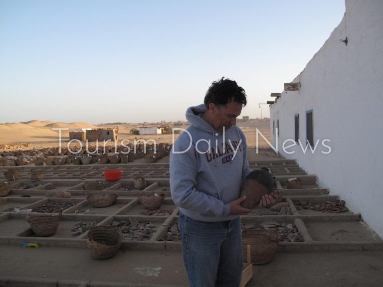 بيتر لاكوفارا يتحدث عن دير البلاص في حرب الهكسوس بمتحف التحنيط .. السبت