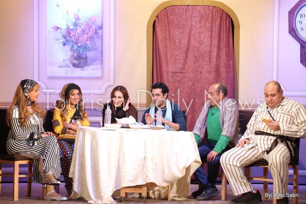 رشوان توفيق  حب رايح جاي  ينطلق على المسرح العائم الكبير