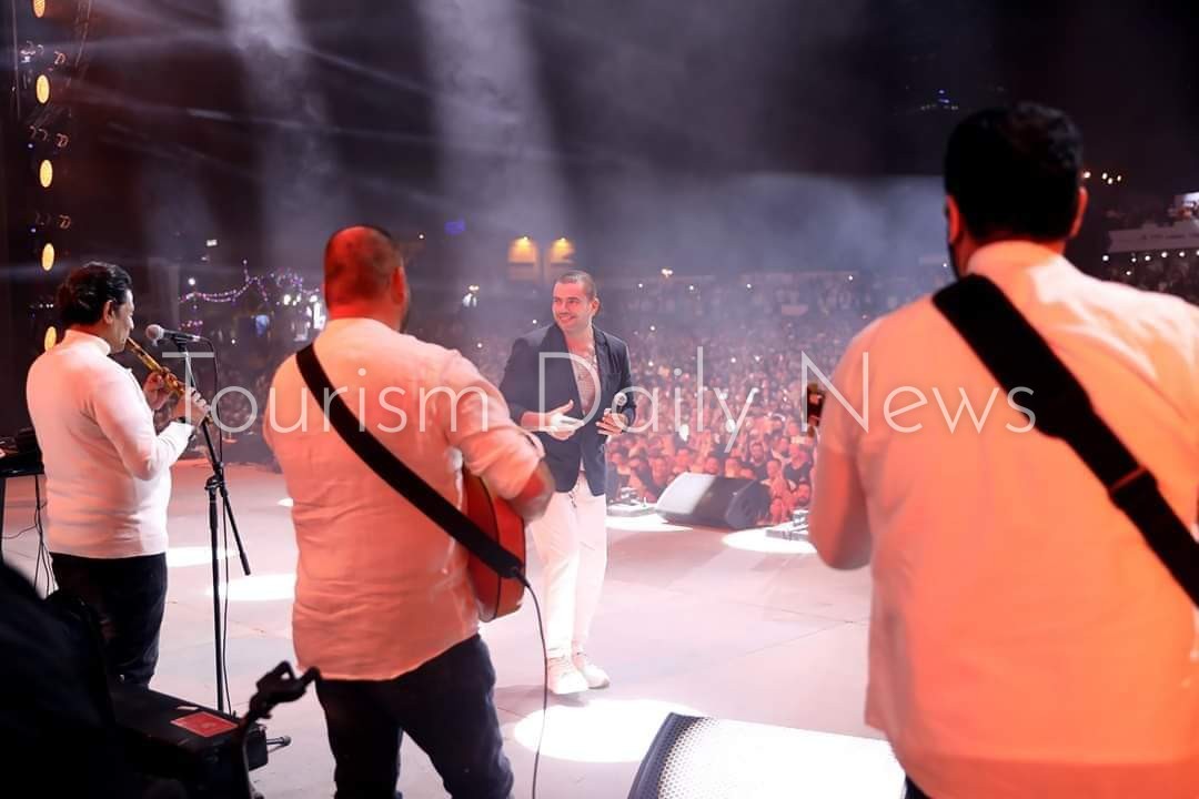 عمرو دياب في ليل دبي ضمن أضخم حفل جماهيري بميديا سيتي