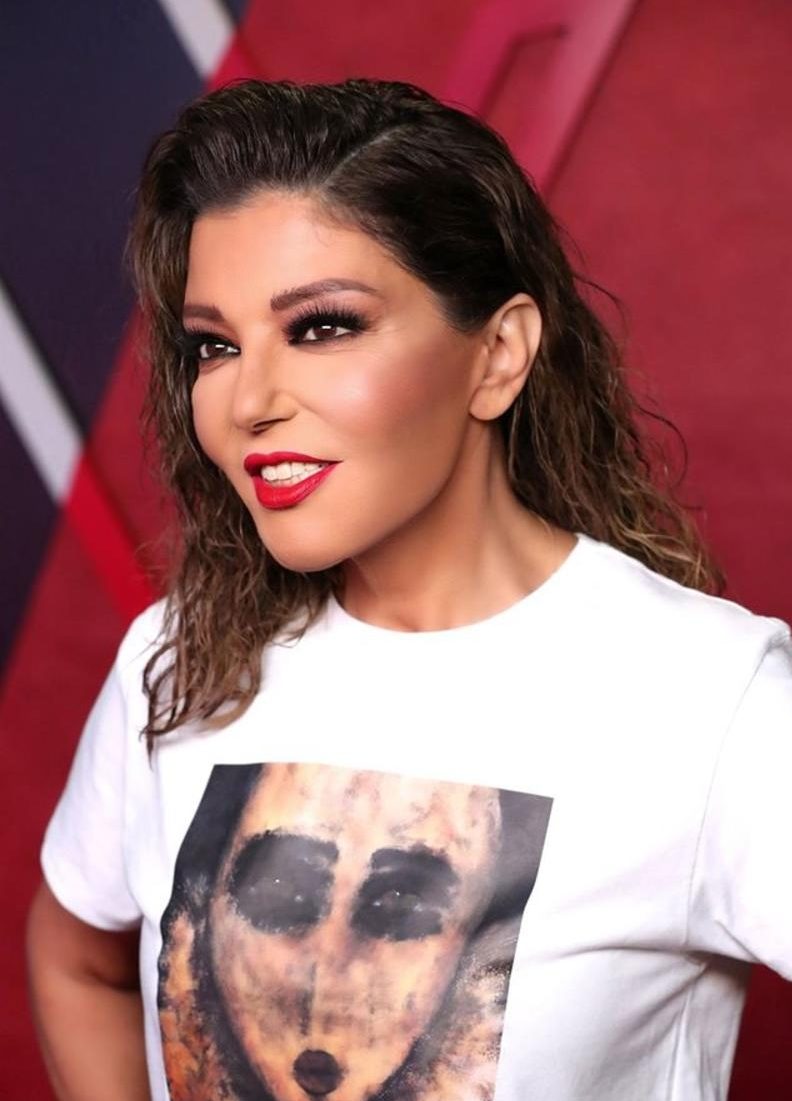 العمر مجرد رقم...الديفا تحطم دائرة العمر وتظهر بإطلالة شبابية رائعة