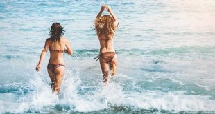 سائحة بالبكينى