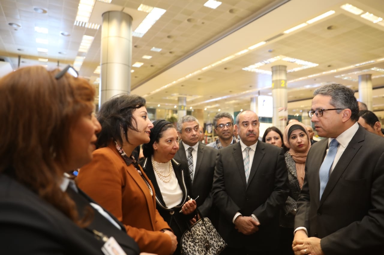 اجتماع تنسيقي بين العنانى وعنبة وزيارة مفاجئة لمكاتب السياحة بمطار القاهرة