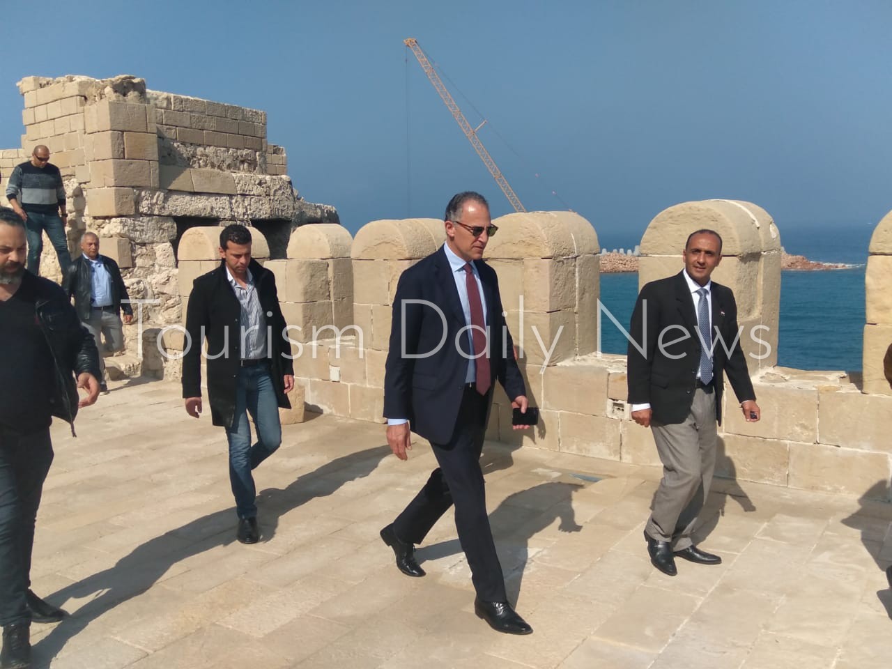 السفير الأمريكى يزور قلعة قايتباي ويبدى إنبهاره بها
