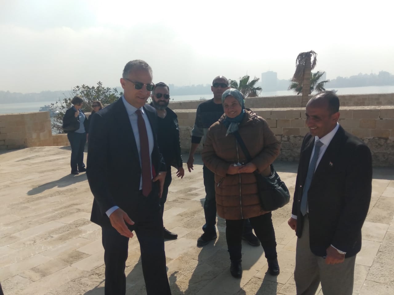 السفير الأمريكى يزور قلعة قايتباي ويبدى إنبهاره بها