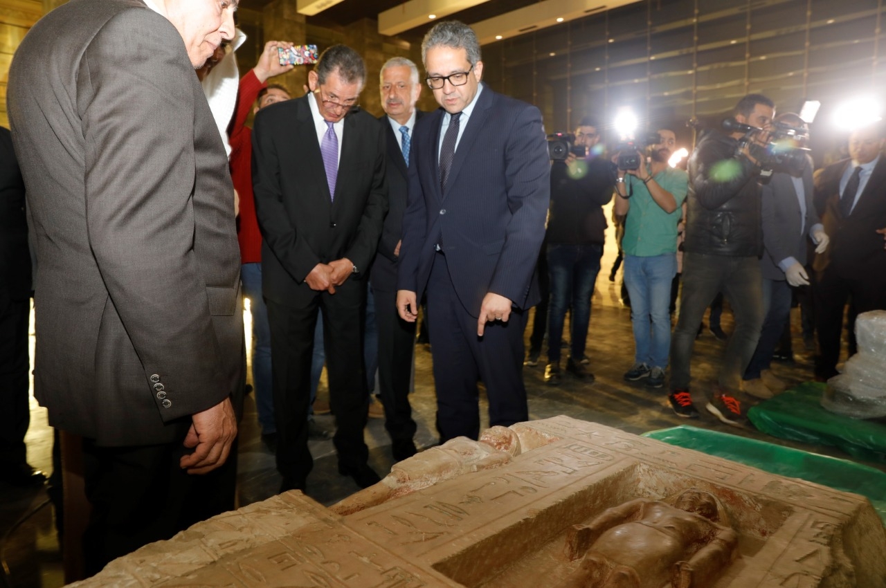 العنانى يتسلم من السفير السعودي جزءاً من كسوة الكعبة فى العاصمة الإدارية