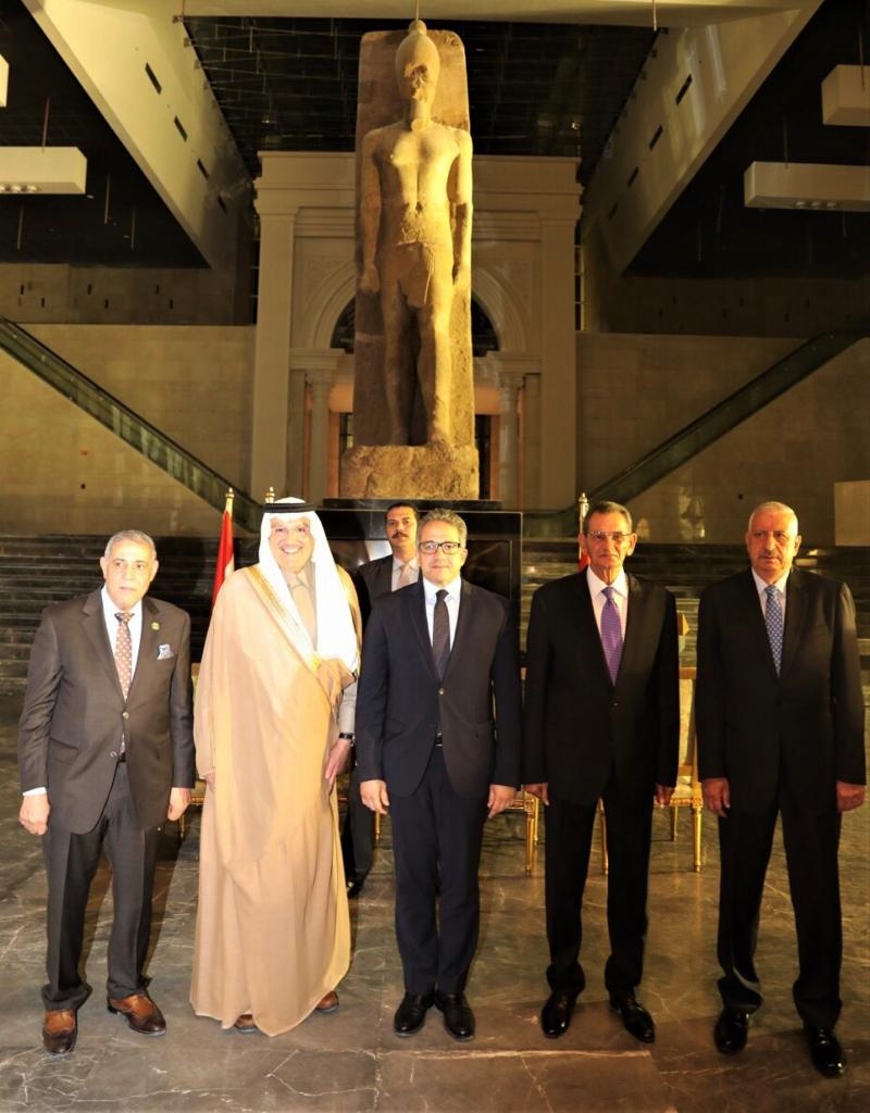 العنانى يتسلم من السفير السعودي جزءاً من كسوة الكعبة فى العاصمة الإدارية