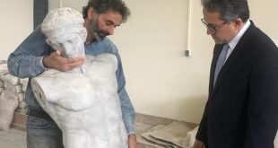 العنانى يزور ورشة لإنتاج المستنسخات الأثرية بالعاصمة اليونانية