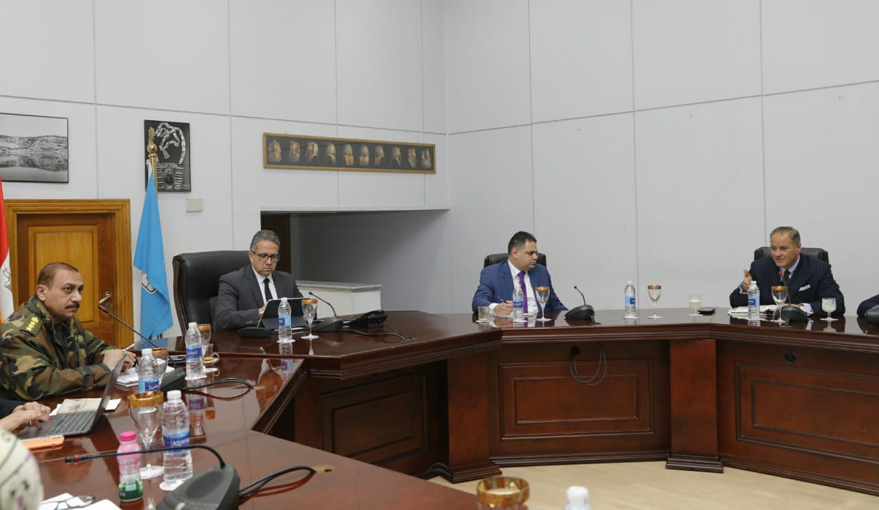 العنانى يضع اللمسات النهائية لاحتفال نقل المومياوات الملكية للمتحف الكبير