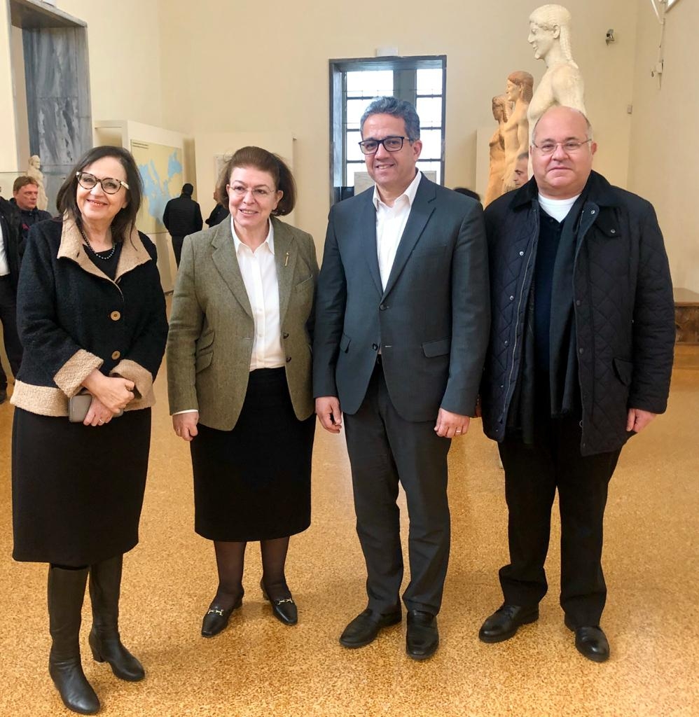 المتاحف الأثرية، وذلك أثناء تواجده بالعاصمة اليونانية