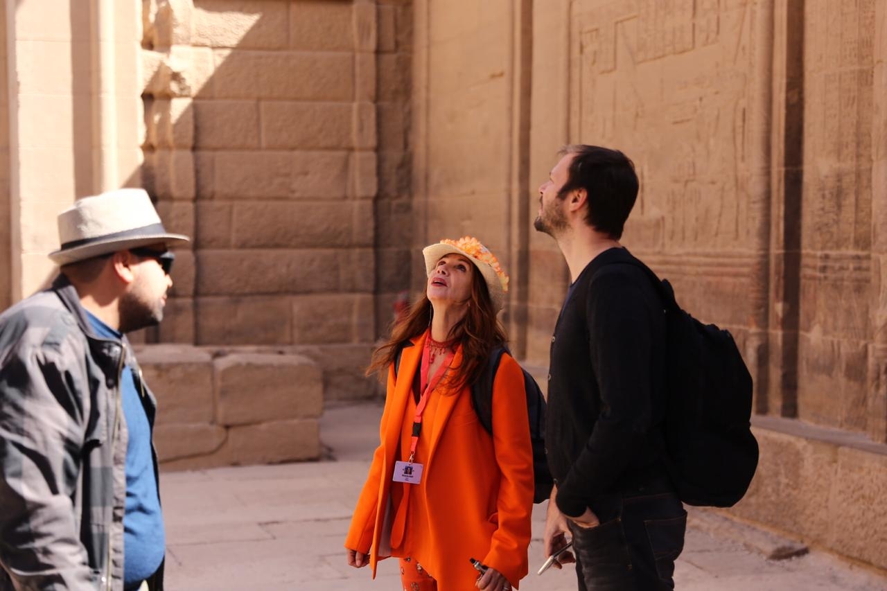 الممثلة والمغنية الإسبانية فيكتوريا أبريل تزور معبد فيلة