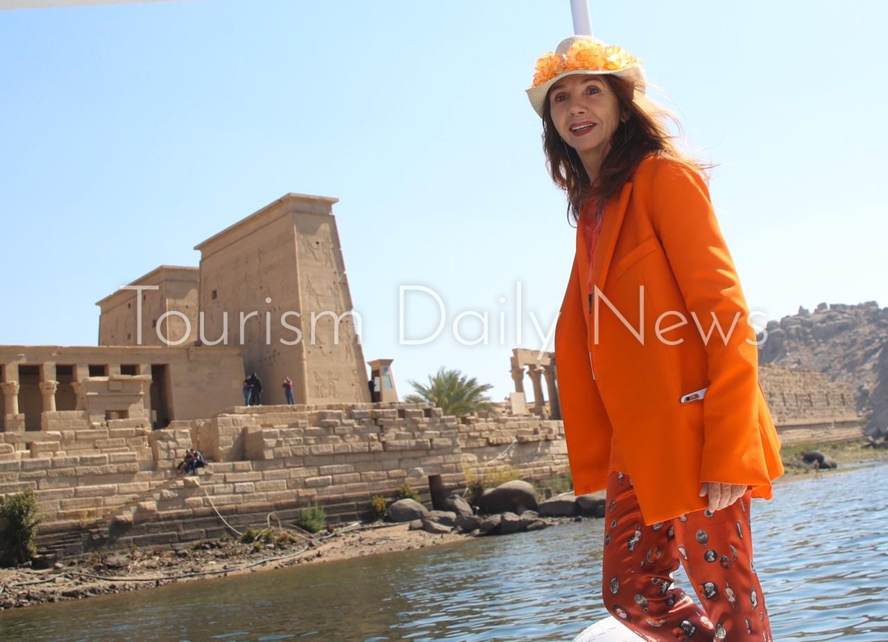 الممثلة والمغنية الإسبانية فيكتوريا أبريل تزور معبد فيلة