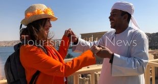 الممثلة والمغنية الإسبانية فيكتوريا أبريل تزور معبد فيلة