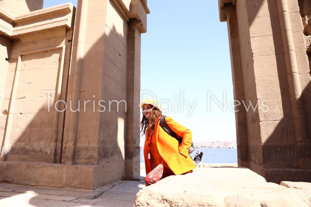 الممثلة والمغنية الإسبانية فيكتوريا أبريل تزور معبد فيلة