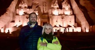 الممثلة والمغنية الإسبانية فيكتوريا أبريل في معبد ابوسمبل