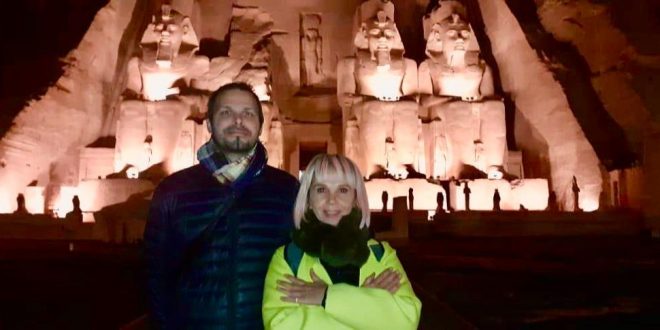 الممثلة والمغنية الإسبانية فيكتوريا أبريل في معبد ابوسمبل