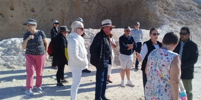 المناطق الأثرية بالمنيا تستقبل وفداً سياحياً من ألمانيا وإنجلترا