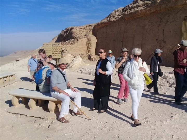 المناطق الأثرية بالمنيا تستقبل وفداً سياحياً من ألمانيا وإنجلترا