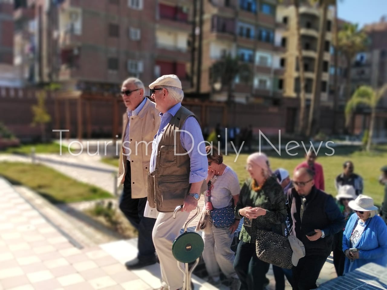 حفيد محمد علي باشا يزور آثار أجداده بنجع حمادي ويقدم واجب العزاء.. صور 